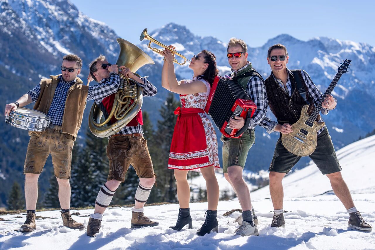 Oktoberfestband Alpenbanditen — live in Tracht, buchbar in Essen