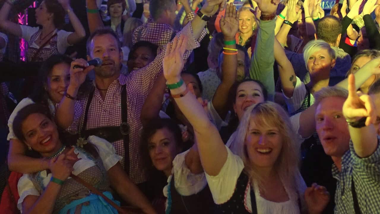 Zünftiges Neheim feiert in Lederhosn und Dirndl
